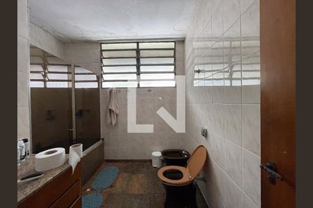 Casa à venda com 560m², 5 quartos e 6 vagas Casa à venda com 560m², 5 quartos e 6 vagasBanheiro