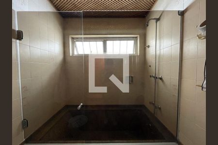 Casa à venda com 560m², 5 quartos e 6 vagas Casa à venda com 560m², 5 quartos e 6 vagasBanheiro da Suíte