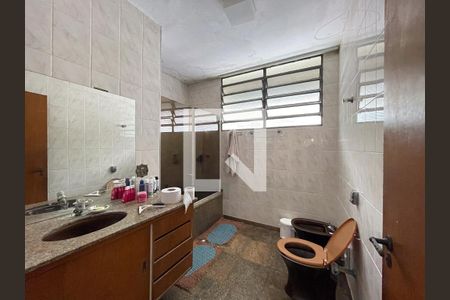 Casa à venda com 560m², 5 quartos e 6 vagas Casa à venda com 560m², 5 quartos e 6 vagasBanheiro