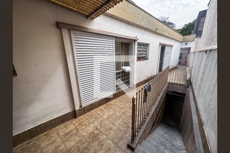 Casa para alugar com 762m², 5 quartos e 8 vagas Casa para alugar com 762m², 5 quartos e 8 vagasEscada para Churrasqueira e Garagem
