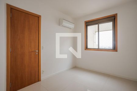 Quarto 1 de apartamento para alugar com 3 quartos, 86m² em Passo da Areia, Porto Alegre