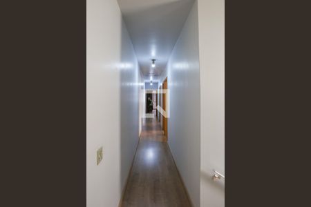 Casa à venda com 219m², 4 quartos e 2 vagas Casa à venda com 219m², 4 quartos e 2 vagasCorredor