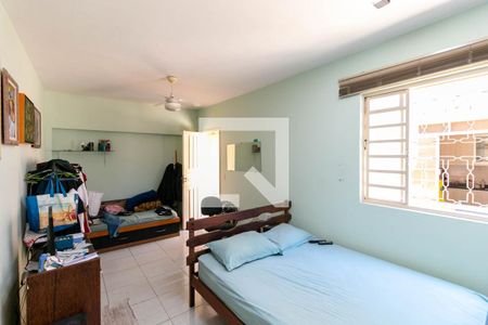 Casa à venda com 340m², 7 quartos e 3 vagas Casa à venda com 340m², 7 quartos e 3 vagasQuarto 6