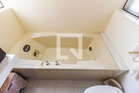 Casa de condomínio à venda com 811m², 4 quartos e 2 vagasDetalhe do Banheiro da Suite