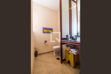 Casa de condomínio à venda com 811m², 4 quartos e 2 vagasLavabo