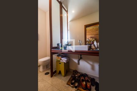 Casa de condomínio à venda com 811m², 4 quartos e 2 vagasLavabo