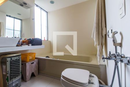 Casa de condomínio à venda com 811m², 4 quartos e 2 vagasBanheiro da Suíte