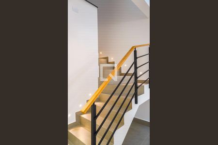 Escada de casa para alugar com 3 quartos, 165m² em Vila do Bosque, São Paulo