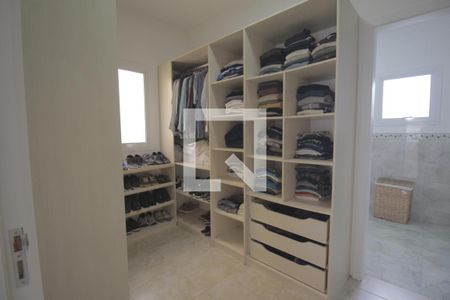 Casa de condomínio à venda com 230m², 3 quartos e 5 vagasCloset
