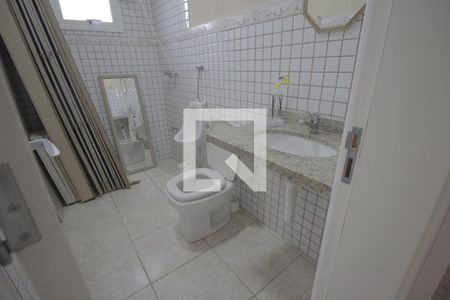 Casa de condomínio à venda com 230m², 3 quartos e 5 vagasBanheiro de serviço