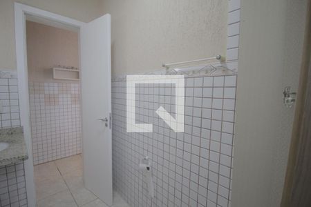 Casa de condomínio à venda com 230m², 3 quartos e 5 vagasBanheiro de serviço