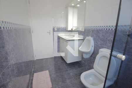 Casa de condomínio à venda com 230m², 3 quartos e 5 vagasBanheiro