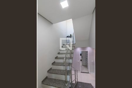 Casa à venda com 100m², 3 quartos e 2 vagasEscada