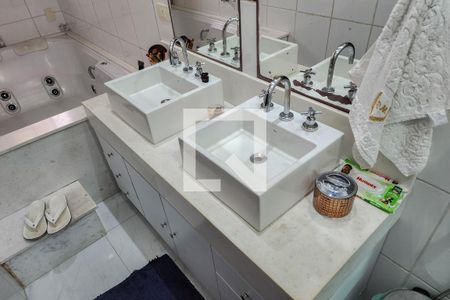 Casa à venda com 450m², 3 quartos e 5 vagas Casa à venda com 450m², 3 quartos e 5 vagasBanheiro da Suíte