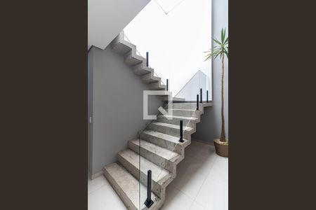 Casa à venda com 200m², 3 quartos e 5 vagasEscada