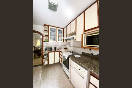 Casa para alugar com 340m², 4 quartos e 4 vagas Casa para alugar com 340m², 4 quartos e 4 vagasCozinha