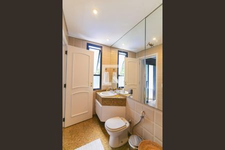 Apartamento à venda com 376m², 4 quartos e 6 vagasBanheiro da Suíte 2