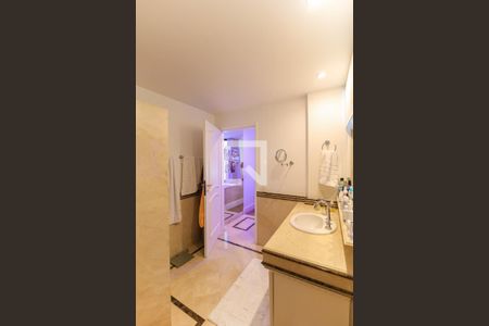 Apartamento à venda com 376m², 4 quartos e 6 vagasBanheiro da Suíte 3