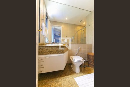 Apartamento à venda com 376m², 4 quartos e 6 vagasBanheiro da Suíte 2