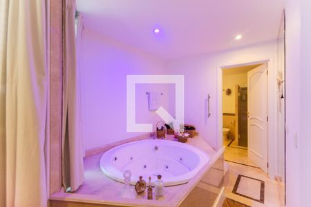 Apartamento à venda com 376m², 4 quartos e 6 vagasBanheiro da Suíte 3