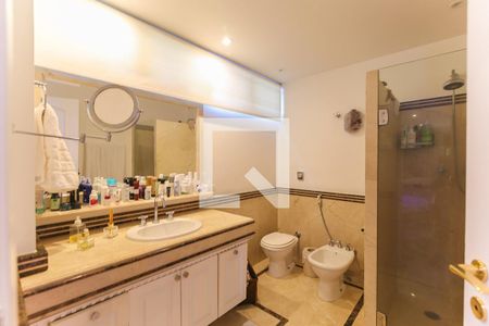 Apartamento à venda com 376m², 4 quartos e 6 vagasBanheiro da Suíte 3