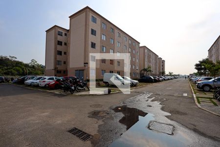 Apartamento para alugar com 40m², 2 quartos e 1 vagaFachada do bloco e rua do condomínio