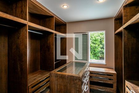 Casa de condomínio à venda com 850m², 4 quartos e 4 vagas Casa de condomínio à venda com 850m², 4 quartos e 4 vagasCloset da suíte