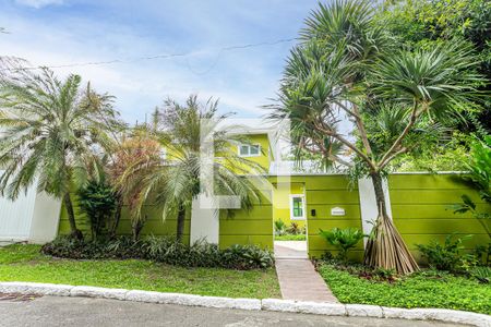 Casa de condomínio à venda com 850m², 4 quartos e 4 vagas Casa de condomínio à venda com 850m², 4 quartos e 4 vagasFachada