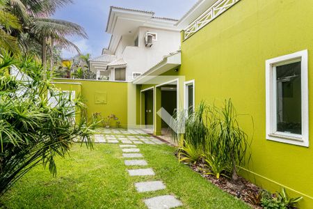 Casa de condomínio à venda com 850m², 4 quartos e 4 vagas Casa de condomínio à venda com 850m², 4 quartos e 4 vagasÁrea externa