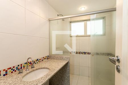 Casa de condomínio à venda com 850m², 4 quartos e 4 vagas Casa de condomínio à venda com 850m², 4 quartos e 4 vagasBanheiro Suíte 2