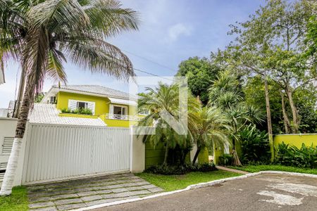 Casa de condomínio à venda com 850m², 4 quartos e 4 vagas Casa de condomínio à venda com 850m², 4 quartos e 4 vagasFachada