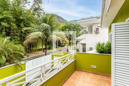 Casa de condomínio à venda com 850m², 4 quartos e 4 vagas Casa de condomínio à venda com 850m², 4 quartos e 4 vagasVaranda