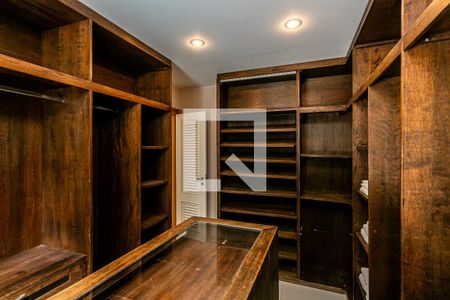 Casa de condomínio à venda com 850m², 4 quartos e 4 vagas Casa de condomínio à venda com 850m², 4 quartos e 4 vagasCloset da suíte