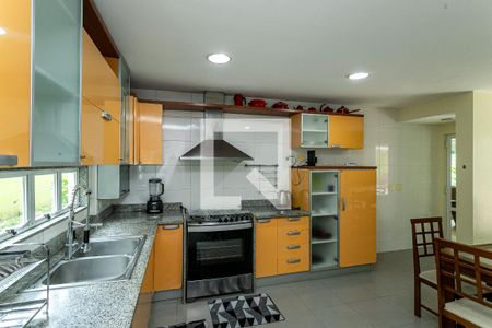 Casa de condomínio à venda com 850m², 4 quartos e 4 vagas Casa de condomínio à venda com 850m², 4 quartos e 4 vagasCozinha