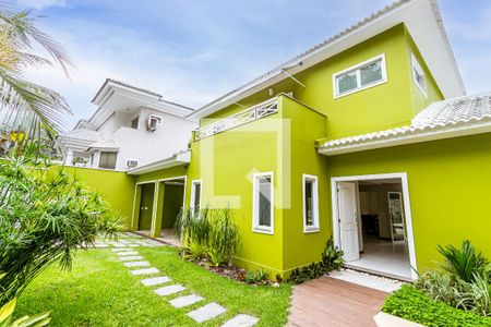 Casa de condomínio à venda com 850m², 4 quartos e 4 vagas Casa de condomínio à venda com 850m², 4 quartos e 4 vagasÁrea externa