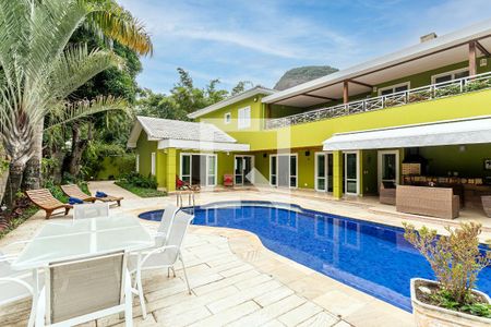 Casa de condomínio à venda com 850m², 4 quartos e 4 vagas Casa de condomínio à venda com 850m², 4 quartos e 4 vagasFachada