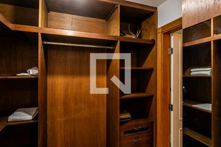 Casa de condomínio à venda com 850m², 4 quartos e 4 vagas Casa de condomínio à venda com 850m², 4 quartos e 4 vagasCloset da suíte 2