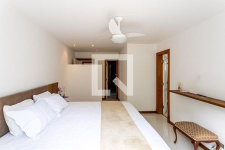 Casa de condomínio à venda com 850m², 4 quartos e 4 vagas Casa de condomínio à venda com 850m², 4 quartos e 4 vagasSuíte master