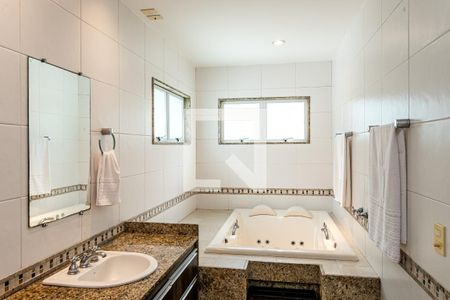 Casa de condomínio à venda com 850m², 4 quartos e 4 vagas Casa de condomínio à venda com 850m², 4 quartos e 4 vagasBanheiro suíte