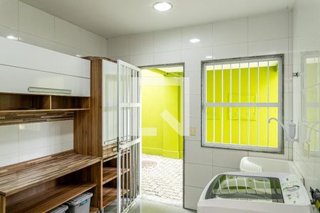 Casa de condomínio à venda com 850m², 4 quartos e 4 vagas Casa de condomínio à venda com 850m², 4 quartos e 4 vagasÁrea de Serviço