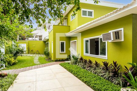 Casa de condomínio à venda com 850m², 4 quartos e 4 vagas Casa de condomínio à venda com 850m², 4 quartos e 4 vagasÁrea externa