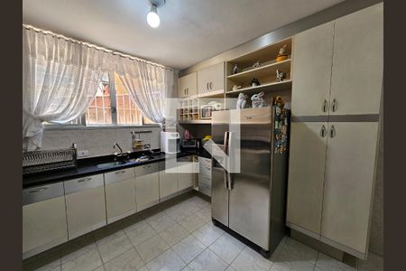 Casa à venda com 300m², 4 quartos e 4 vagasCozinha - Armários