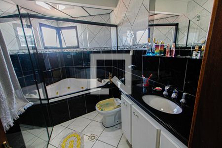 Banheiro da Suíte de casa à venda com 4 quartos, 250m² em Parque Jaçatuba, Santo André