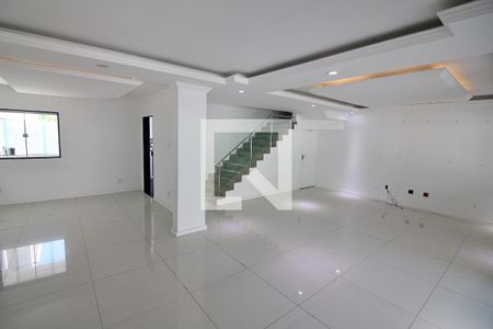 Sala de casa de condomínio à venda com 3 quartos, 380m² em Recreio dos Bandeirantes, Rio de Janeiro