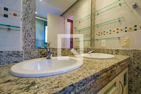 Apartamento à venda com 225m², 3 quartos e 2 vagas Apartamento à venda com 225m², 3 quartos e 2 vagasBanheiro Suíte 3