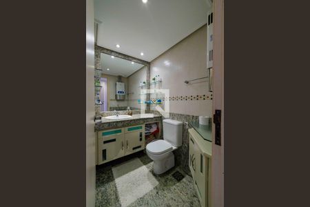 Apartamento à venda com 225m², 3 quartos e 2 vagas Apartamento à venda com 225m², 3 quartos e 2 vagasBanheiro Suíte 2