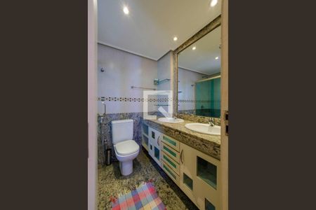 Apartamento à venda com 225m², 3 quartos e 2 vagas Apartamento à venda com 225m², 3 quartos e 2 vagasBanheiro Suíte 3