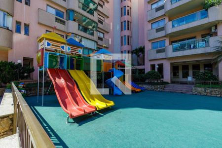 Apartamento à venda com 225m², 3 quartos e 2 vagas Apartamento à venda com 225m², 3 quartos e 2 vagasÁrea Comum Playground