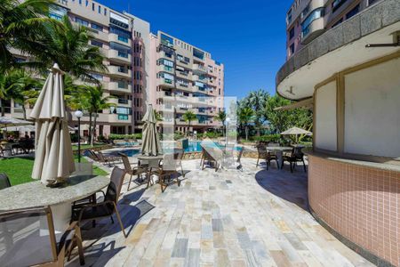 Apartamento à venda com 225m², 3 quartos e 2 vagas Apartamento à venda com 225m², 3 quartos e 2 vagasÁrea Comum Piscina