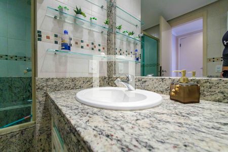 Apartamento à venda com 225m², 3 quartos e 2 vagas Apartamento à venda com 225m², 3 quartos e 2 vagasBanheiro Suíte 2